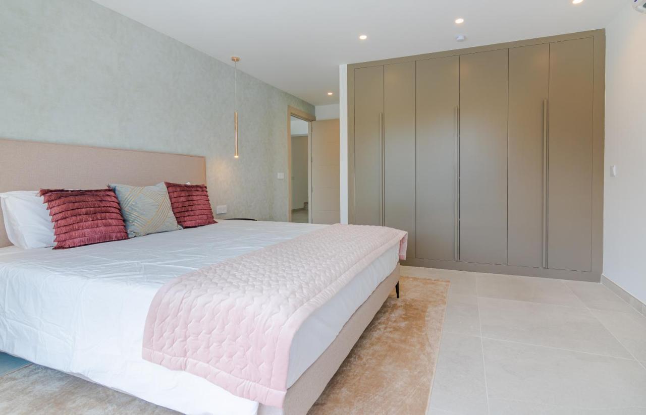 The Perfect Luxury - 5 Bdrm *