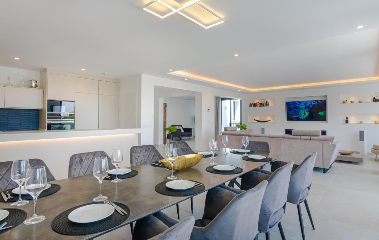 The Perfect Luxury - 5 Bdrm Apartment *