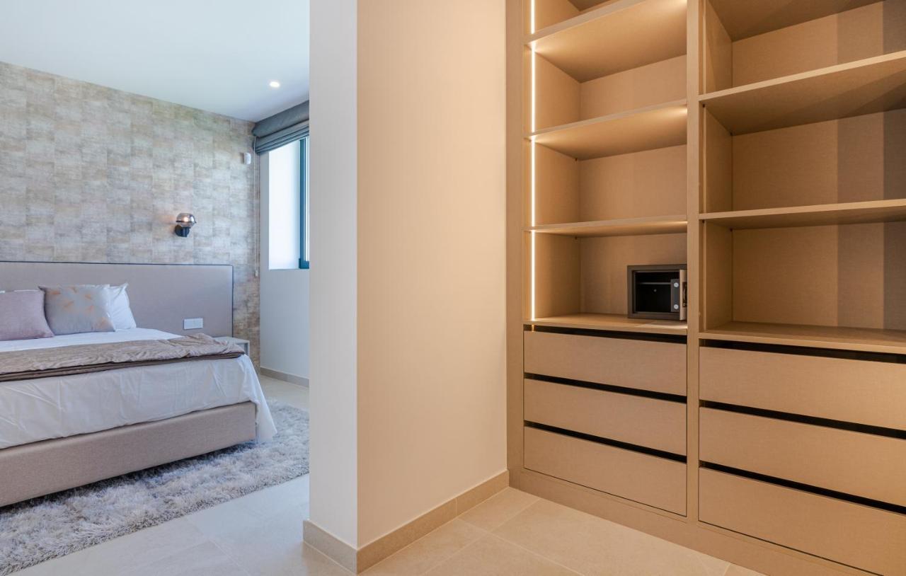 The Perfect Luxury - 5 Bdrm *